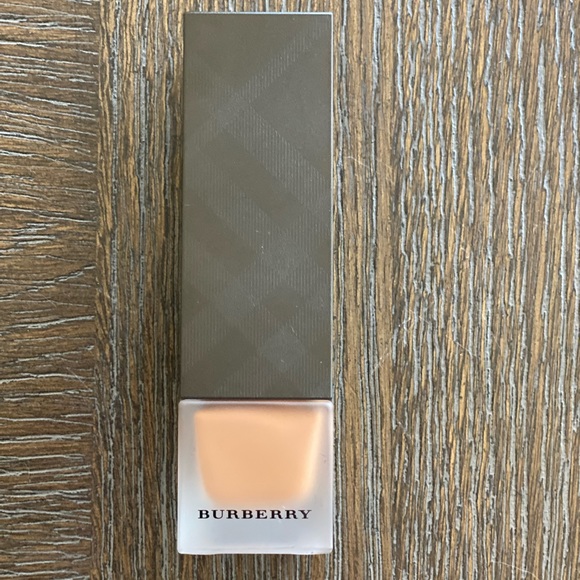 Burberry Matte Glow Foundation No. 120 Dark Cool 30ml / 1.0 FL. OZ. - Picture 3 of 4